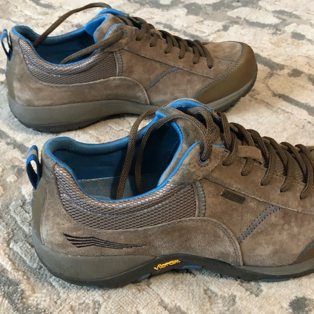 Dansko women’s tennis shoes brown suede Vibram EU 40 US 9.5